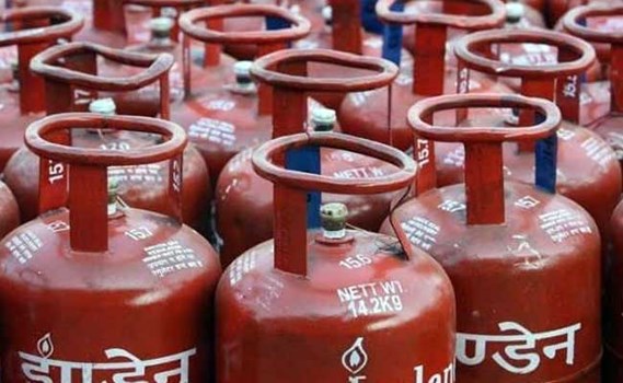 महंगाई की मार, रसोई गैस सिलेंडर के फिर बढ़े दाम, जानें अब कितने का मिलेगा LPG सिलेंडर