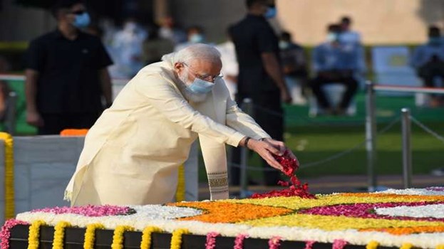 Gandhi Jayanti: बापू  की 152वीं जयंती आज, राजघाट पहुंचकर पीएम मोदी ने दी श्रद्धांजलि  