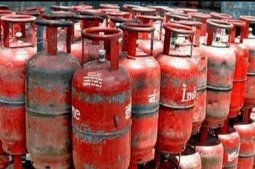 LPG Price Hike: पेट्रोल-डीजल के बाद अब कमर्शियल गैस सिलेंडर की कीमतों में इजाफा, जानें नई कीमत