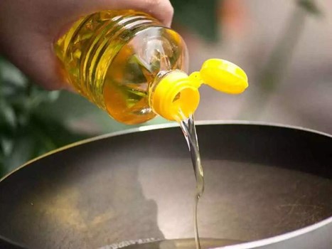 Edible Oil Price: देश में महंगाई के बीच आम आदमी को मिली बड़ी राहत, सस्ता हुआ सरसों के तेल