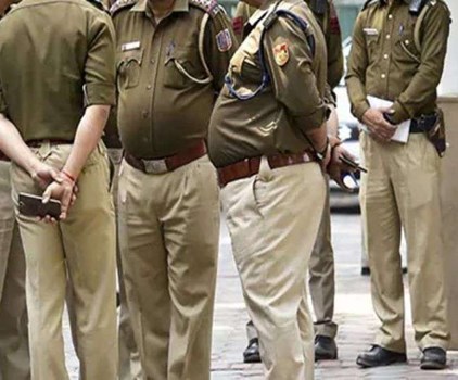 चरखी दादरी: झगड़े में महिला के कपड़े फाड़ने की सूचना पर पहुंची पुलिस टीम से हाथापाई, फाड़ी वर्दी