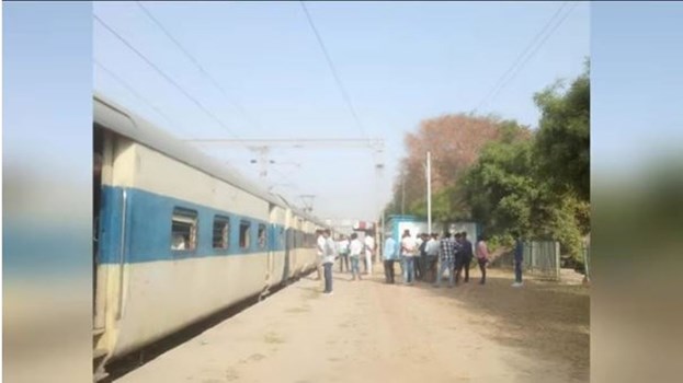 UP: टूंडला-कानपुर EMU के एक कोच में लगी आग, ट्रेन न चलने के कारण यात्री परेशान