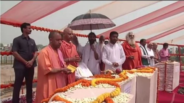 CM Yogi ने अयोध्या में रखी गर्भगृह की पहली शिला, बोले- राम मंदिर होगा भारत का राष्ट्र मंदिर