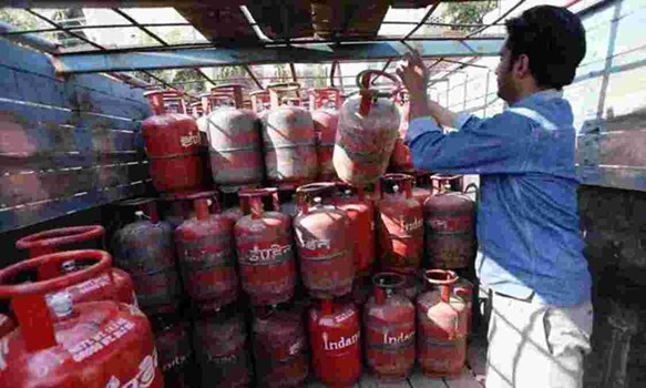 LPG Price Hike: एक बार फिर बढ़े घरेलू गैस सिलेंडर के दाम, जानिए क्या है नई कीमत