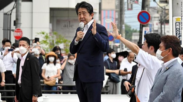 Shinzo Abe Dies: नहीं रहे जापान के पूर्व प्रधानमंत्री शिंजो आबे, भाषण के दौरान मारी गई थी गोली  