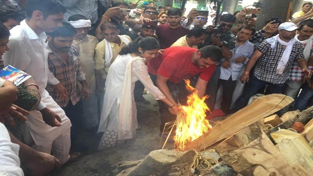 Sonali Phogat Cremation: सोनाली फोगाट का हुआ अंतिम संस्कार, बेटी यशोधरा ने दी मुखाग्नि