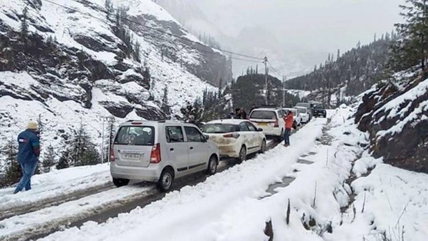 Snowfall: मौसम विभाग का गढ़वाल क्षेत्रों के लिए येलो और कुमाऊं क्षेत्रों के लिए ऑरेंज अलर्ट जारी 