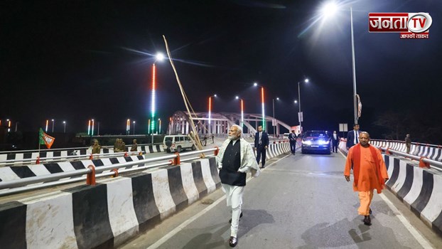वाराणसी दौरे पर पहुंचे PM मोदी ने अचानक आधी रात को रुकवाया काफिला, पुल का किया निरीक्षण
