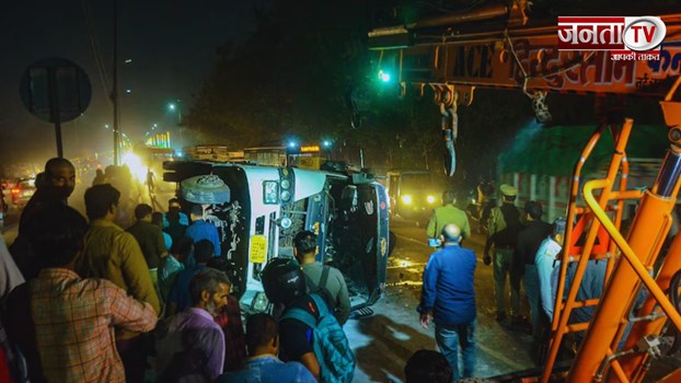 Shahjahanpur Road Accident: ढाबे पर खड़ी बस से अचानक टकराया डंपर, रेत के नीचे दबी 11 जिंदगियां