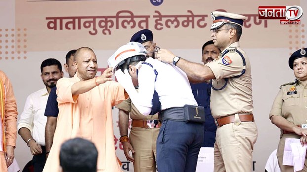 यूपी ट्रैफिक पुलिस को मिले वातानुकूलित हेलमेट, CM Yogi बोले- सुशासन की पहली शर्त कानून का राज है