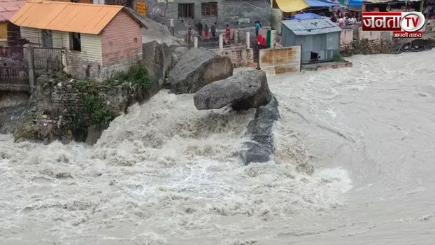 बद्रीनाथ में अलकनंदा का बढ़ा जलस्तर,  नारद कुंड भी पानी में डूबा, प्रशासन ने खाली कराया तप्तकुंड 