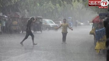 Delhi Weather Report: दिल्ली में पड़ी जमकर बारिश, लोगों को मिली गर्मी से राहत