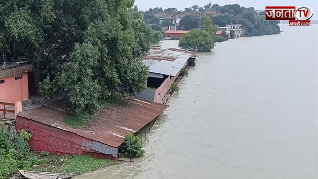 Prayagraj Flood: बाढ़ में डूबे कई घर, पांच हजार से अधिक लोग हुए बेघर 