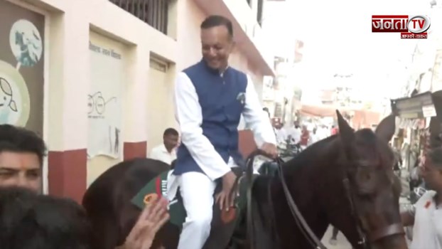 Haryana Election 2024: घोड़े पर बैठकर वोट डालने पहुंचे Naveen Jindal, देखें वायरल Video