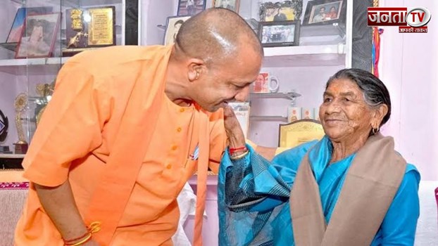 Uttarakhand पहुंचे CM Yogi, मां सावित्री देवी की बिगड़ी तबीयत 