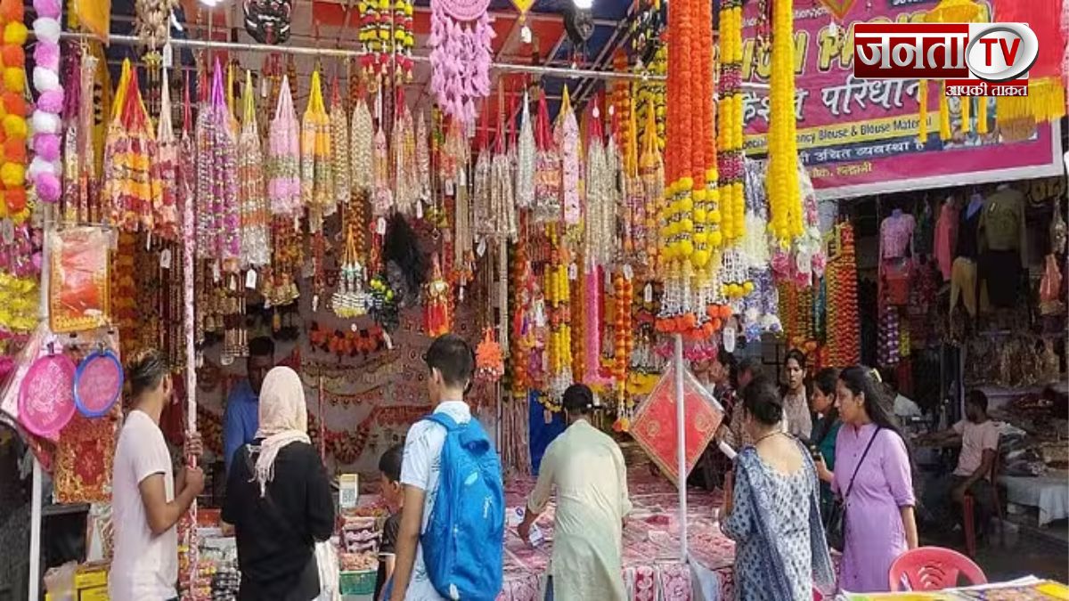 Diwali से पहले Haldwani के बाजार में उमड़ी भीड़, सजावट का सामान खरीदने पहुंचे लोग