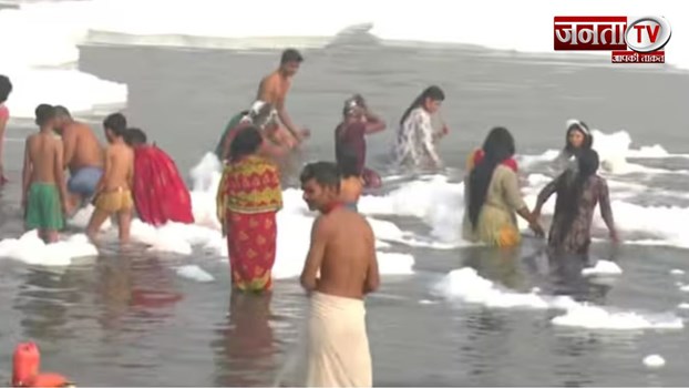 Yamuna नदी में मौजूद जहरीले झाग वाले पानी में महिलाओं ने धोए बाल-देखें Video