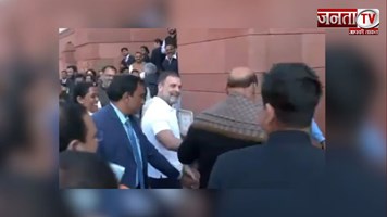 रक्षा मंत्री को ‘लाल गुलाब’ देते हुए नजर आए Rahul Gandhi, वायरल हुआ वीडियो