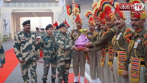 गणतंत्र दिवस पर हर्षोल्लास का माहौल, वाघा बॉर्डर पर फहराया गया तिरंगा, बांटी गई मिठाई