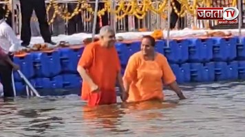 उपराष्ट्रपति जगदीप धनखड़ पहुंचे Mahakumbh, संगम में लगाई आस्था की डूबकी