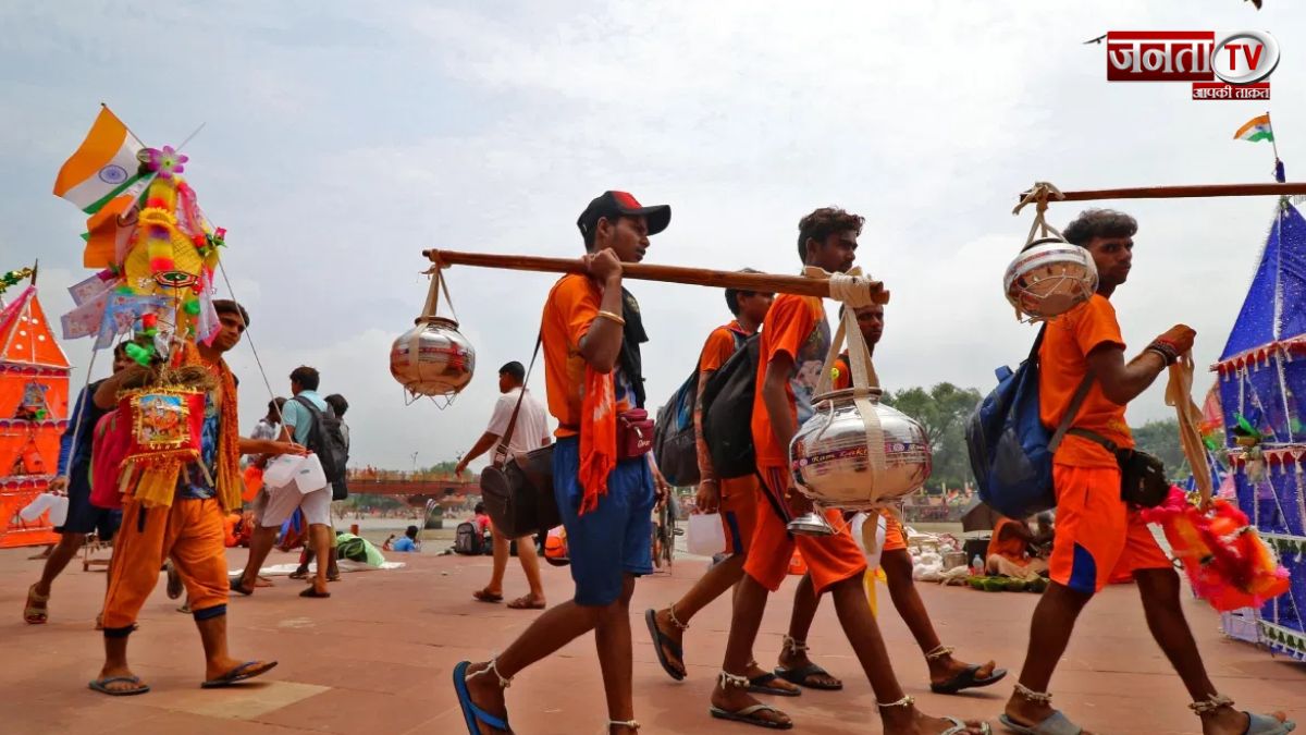 Kanwad Yatra 2024: कंधे पर ही क्यों रखा जाता हैं कांवड़ ? जानें इसका महत्व कंधे पर कांवड़ 