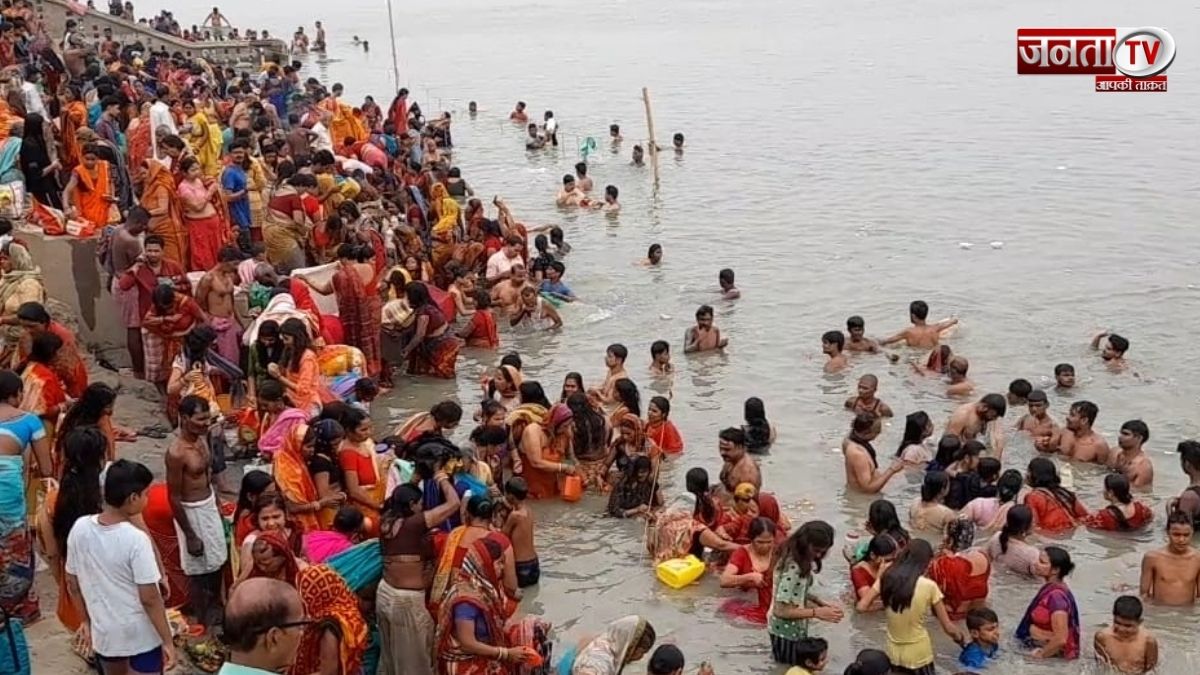 Kanwad Yatra 2024: कंधे पर ही क्यों रखा जाता हैं कांवड़ ? जानें इसका महत्व कंधे पर कांवड़ 